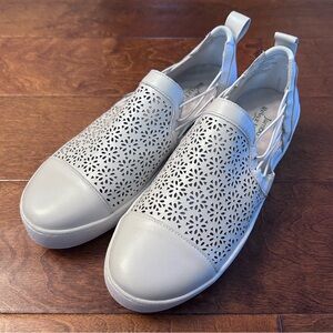 Jambu Erin Slip-on Relax Foam Floral Cut Outs Womens Light Gray US 8.5 J2ERN99